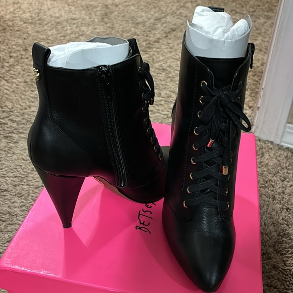 Sleek looking booties ! - Picture 4 of 6